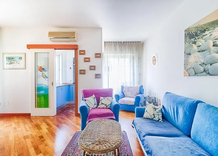 Guesthost - Note Su Puccini 66 アパート